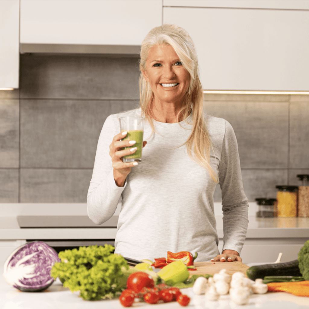 Frau mit Obst und Gemüse bei Fructoseintoleranz