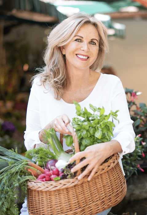 Frau mittleren Alters mit histaminarmen Gemüse auf Wochenmarkt